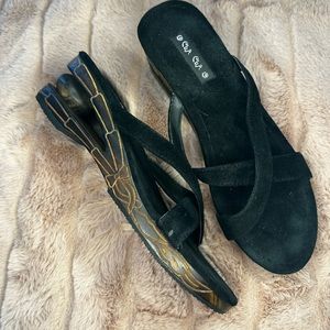 VINTAGE. CHA CHA Carved Bow Wedge. Black Suede.